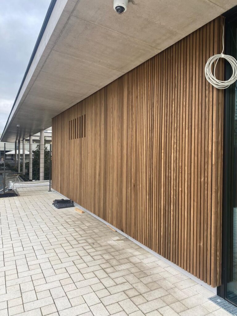 HPL Kunststof gevel gereinigd