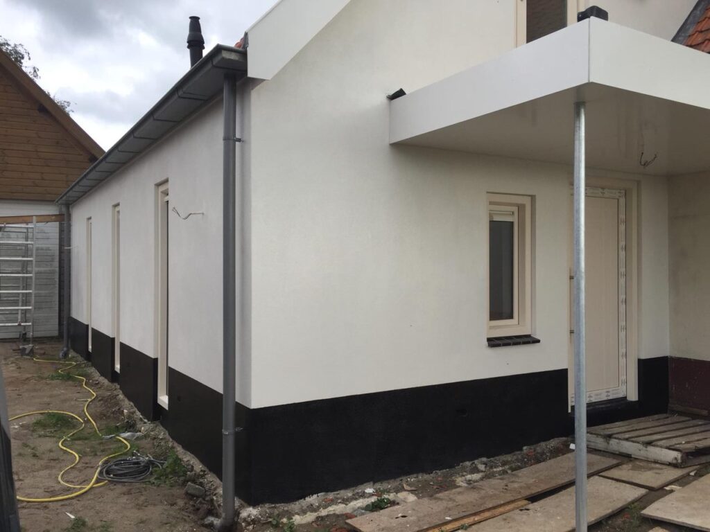 Lichte reiniging woning crepi gevel voor oplevering