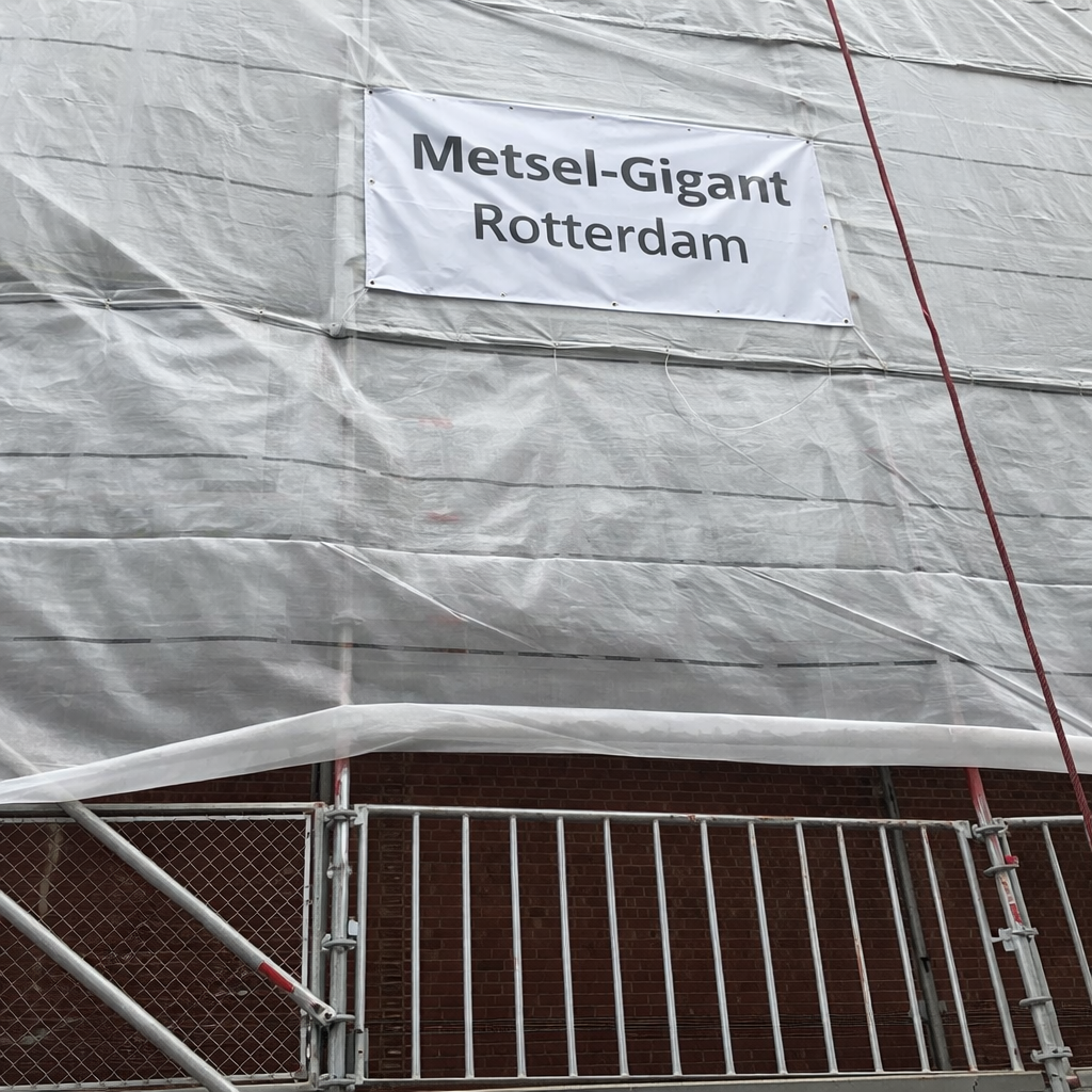 Metsel Gigant in Rotterdam aan het werk bij een appartement.