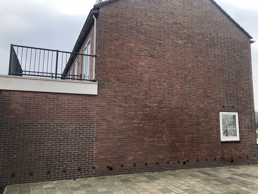 Voegwerk herstellen aan de zijkant van een woning