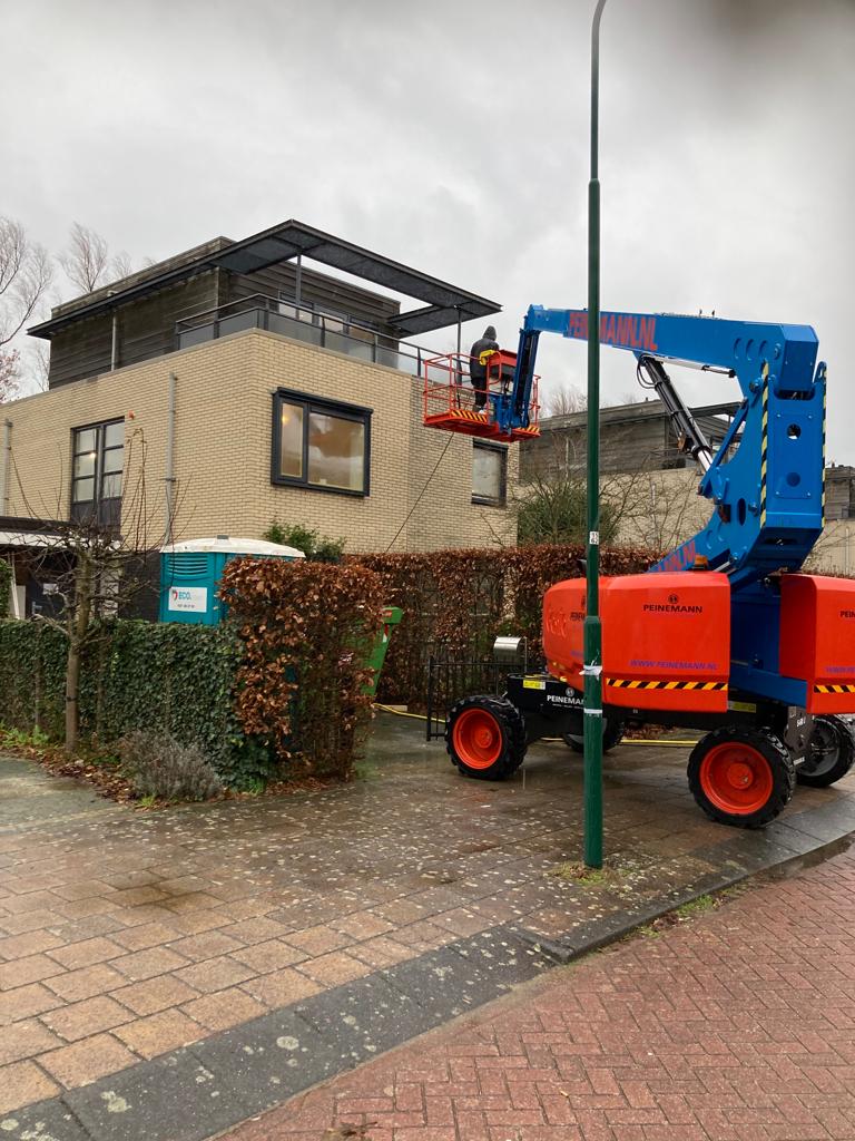 Stenen gevelreiniging 1 Stenen reinigen met een hoogwerker