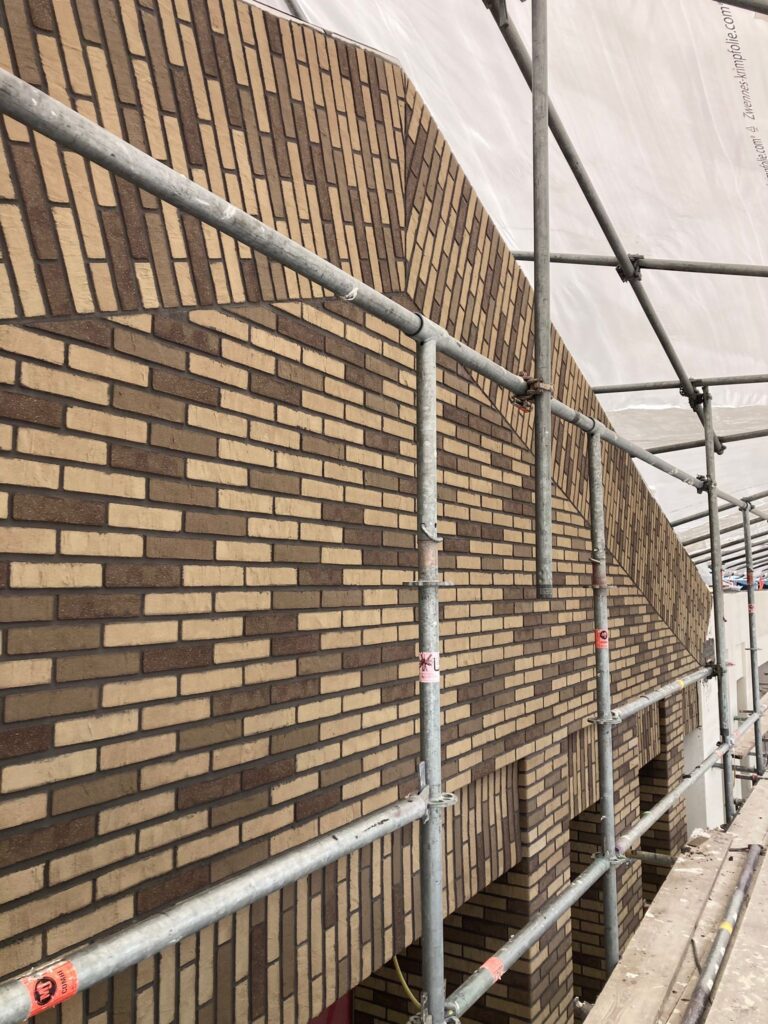 Bovenkant bedrijfspand gerestaureerd door de Metsel Gigant