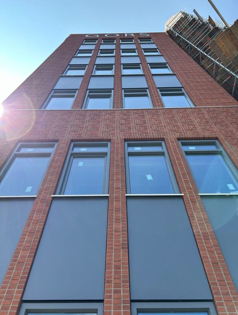 Kantoorpand reinigen door de Metsel Gigant