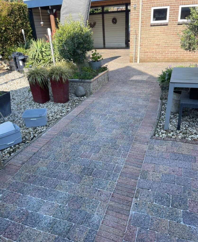 Terras laten reinigen 1 Straatwerk laten schoonmaken met hogedrukspuit en stofzuiger