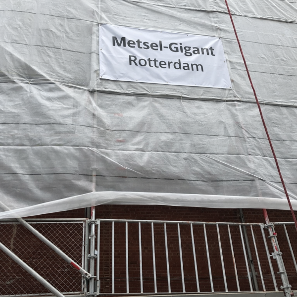Metsel Gigant in Rotterdam aan het werk bij een appartement.